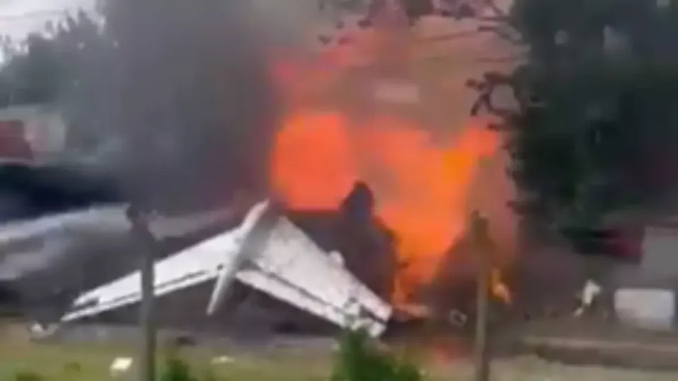 A aeronave, que estava em voo charter, colidiu com uma casa em San Fernando, deixando dois mortos.