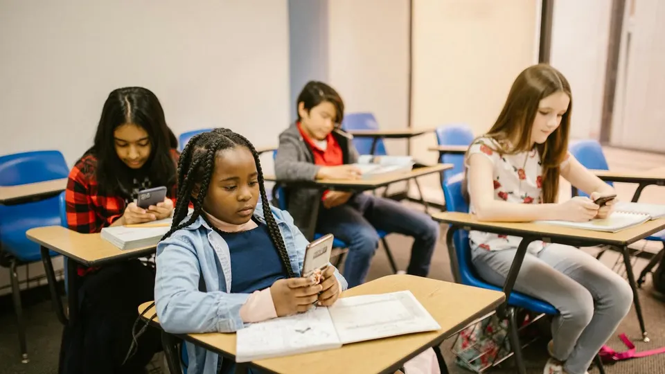 Senado aprova projeto que proíbe uso de celulares em escolas brasileiras