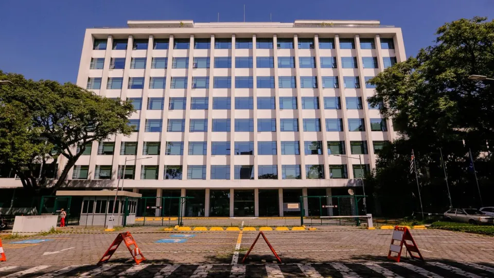 Análise de heteroidentificação racial de estudantes pretos e pardos seguirá por videochamada; universidade não se manifestou sobre a decisão.