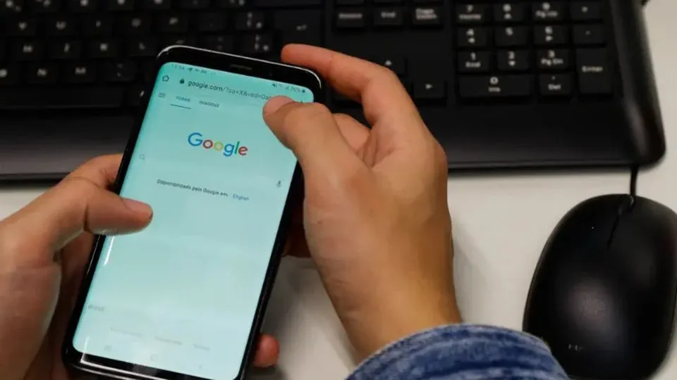 A nova lei, que aguarda sanção presidencial, proíbe o uso de celulares em instituições de ensino em todo o país.