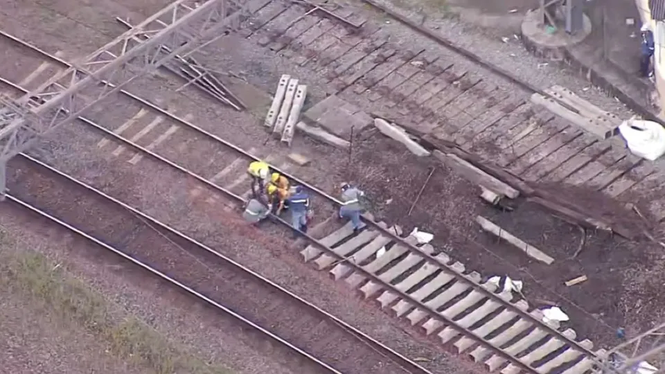 Após o descarrilamento de um trem na madrugada de quarta-feira, a linha 11-Coral ainda opera com dificuldades e intervalos maiores.