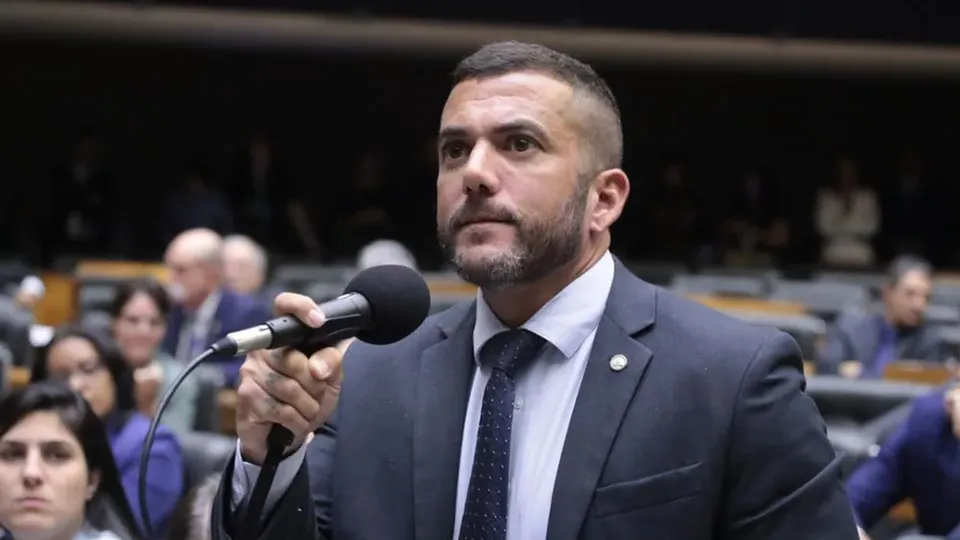 A Polícia Federal deflagrou uma operação nesta quinta-feira (19) em endereços ligados ao deputado Carlos Jordy e seus assessores.