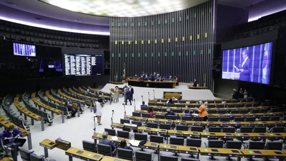 Após encerrar sessão por falta de quórum, presidente da Câmara agendou votação da PEC e do PL para hoje, às 10h.