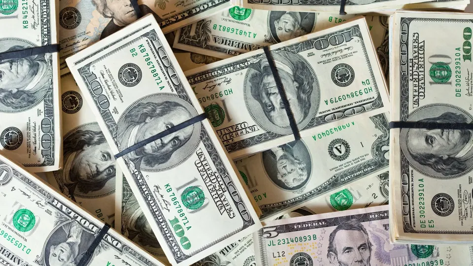 A moeda americana caiu 0,33%, cotada a R$ 6,24, enquanto investidores aguardam leilão do Banco Central.