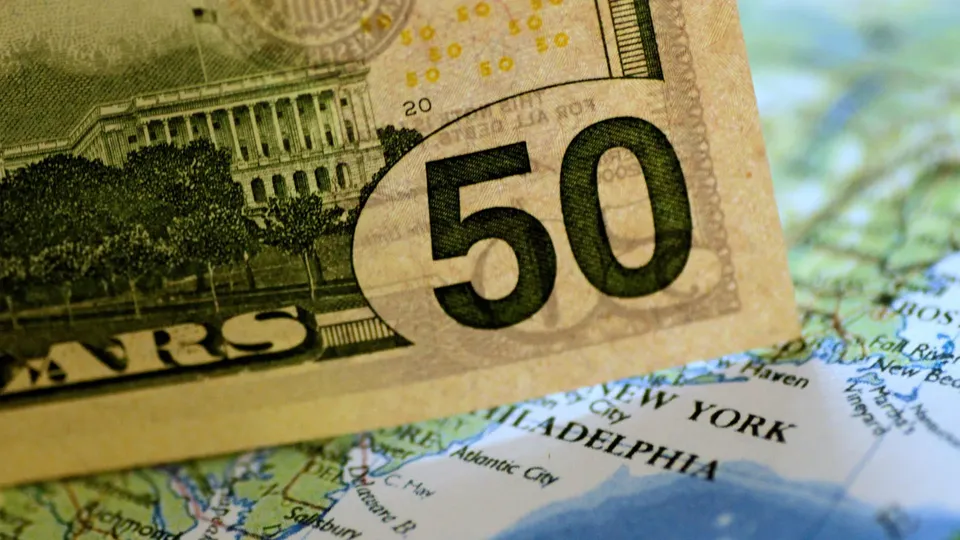 Intervenção do BC nesta quinta-feira soma US$ 15,7 bilhões em leilões no mês, mas moeda americana continua em alta.