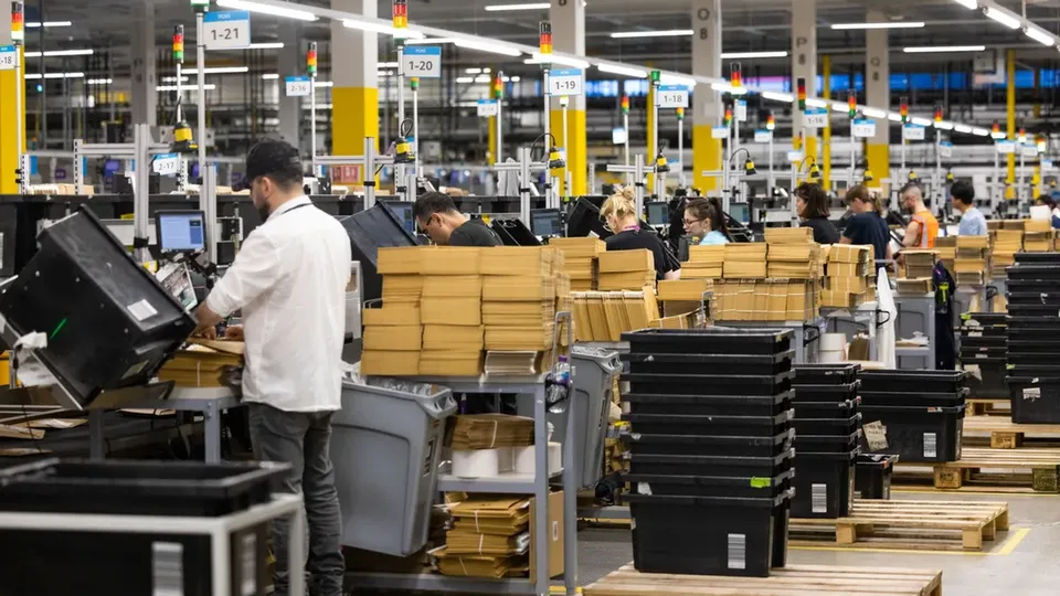 Funcionários da Amazon iniciam greve em seis estados dos EUA antes do Natal