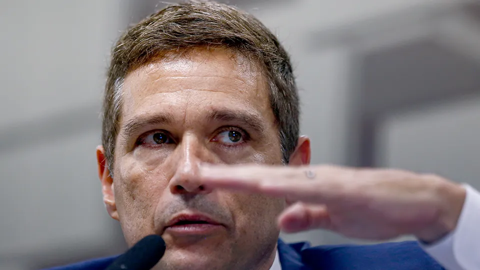 Presidente do Banco Central afirma que instituição possui reservas e atuará se necessário diante da alta do dólar.