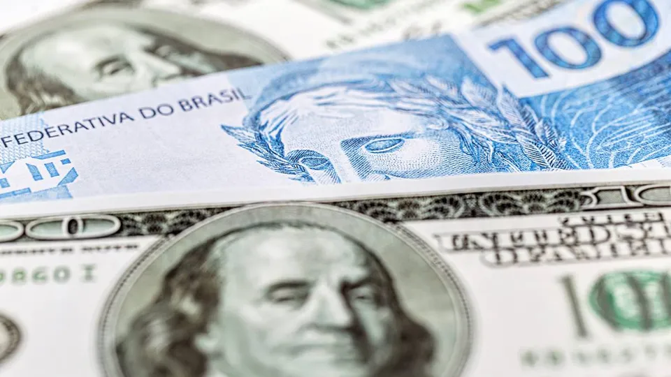 Após alcançar novo patamar histórico, moeda americana sofre queda com intervenções do BC no mercado cambial.