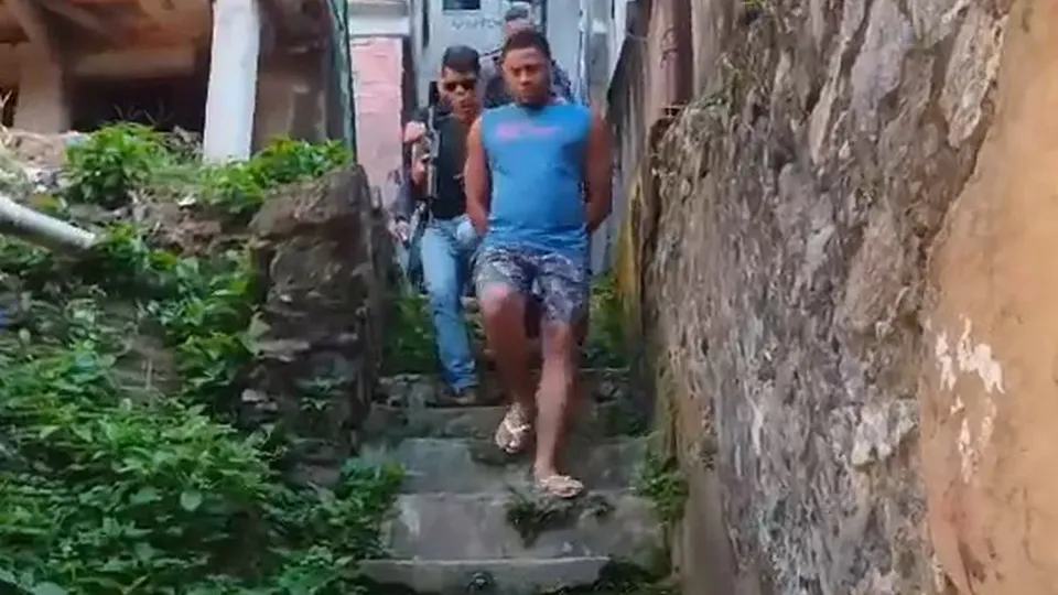 A prisão ocorreu após uma das crianças fugir de casa e relatar as agressões sofridas pela dupla.