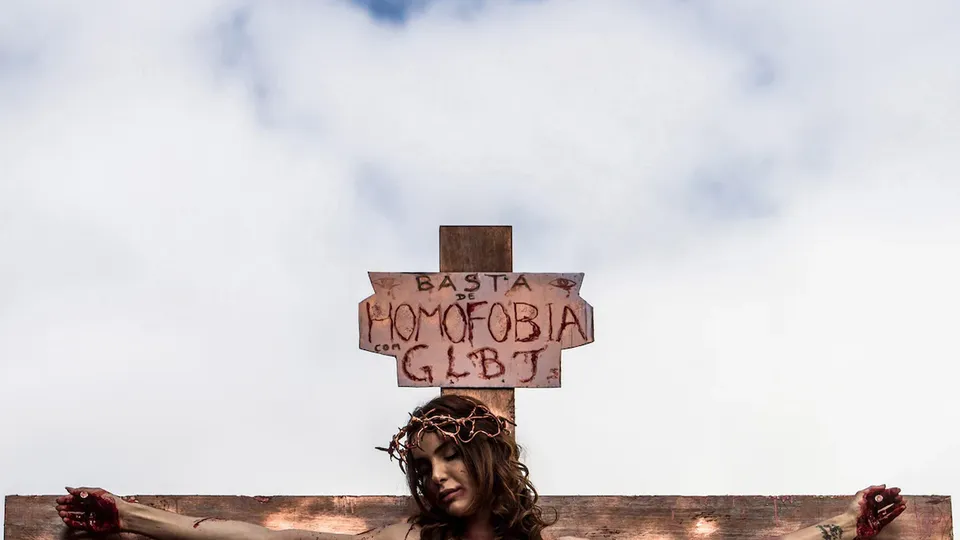 Decisão do ministro Kassio Nunes Marques destaca liberdade de expressão em caso de ataques a Viviany Beleboni durante Parada do Orgulho LGBT.