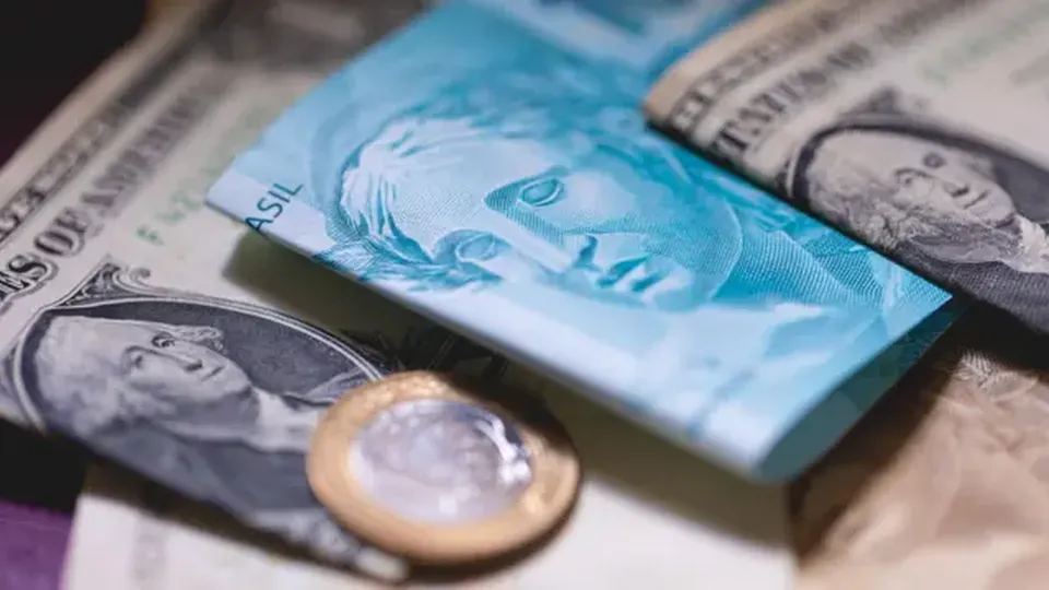 Com a moeda americana a R$ 6,26, o real acumula desvalorização de 24,3% em 2024, refletindo instabilidades econômicas.