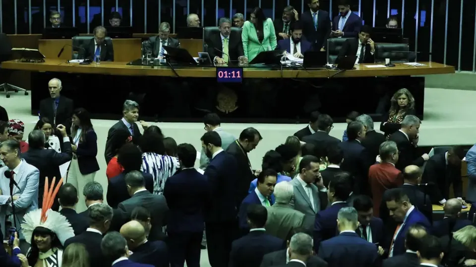 Mudanças na proposta podem permitir que servidores recebam acima do teto salarial estabelecido pela Constituição