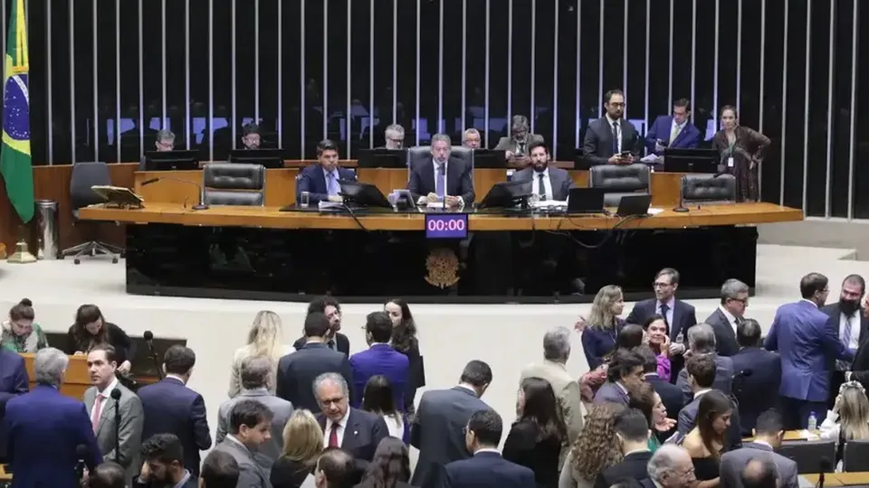 A proposta de emenda à Constituição foi aprovada em primeiro turno e integra o pacote de corte de gastos do governo Lula.