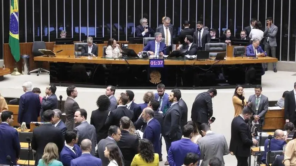 Câmara dos Deputados aprova PEC de corte de gastos em primeiro turno com 344 votos