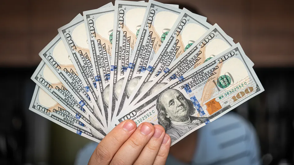 Após cinco pregões de alta, moeda americana fecha em queda com leilões recordes do BC; pacote fiscal ainda gera incertezas.