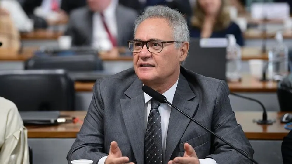 Ministro do STF decidiu pelo arquivamento após pareceres da PF e da PGR não encontrarem provas contra o senador.
