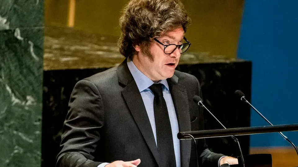Governo de Javier Milei busca facilitar transações em dólares e expandir empréstimos na moeda americana