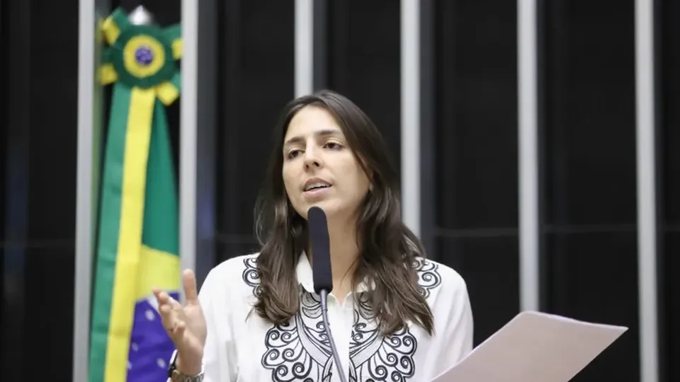 A proposta, que visa economizar R$ 70 bilhões até 2026, foi aprovada com votos contrários de parlamentares petistas.