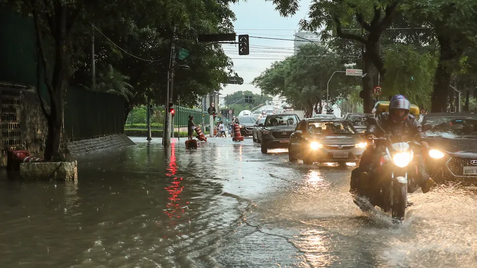 CGE prevê pancadas de chuva e risco de deslizamentos no sábado, com temperaturas entre 20°C e 27°C
