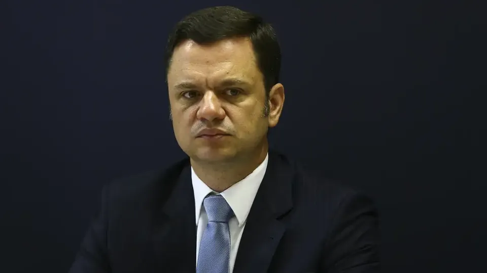 Decisão da Justiça Federal mantém liminar que isenta ex-ministro de devolução de salários recebidos na prisão.