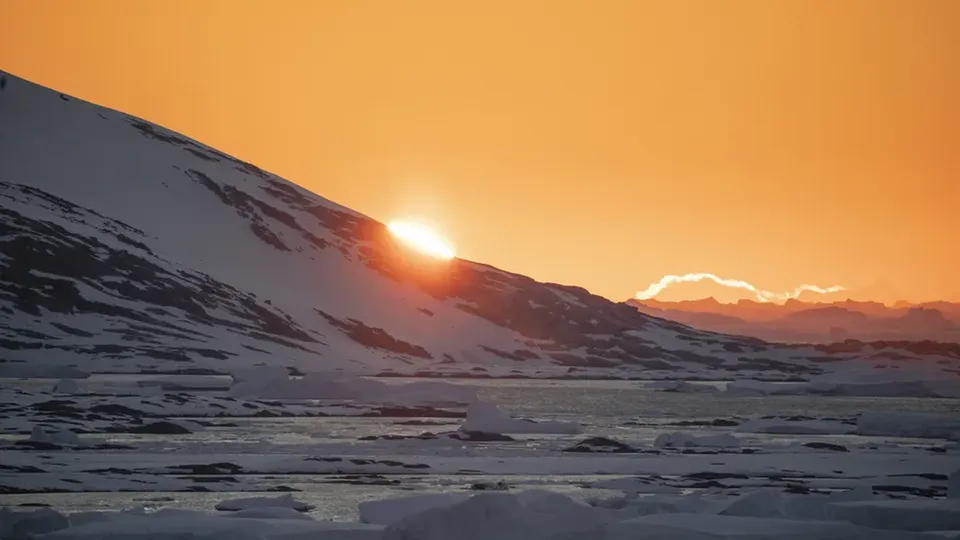 Após testemunhar o fenômeno do Sol da meia-noite, conhecidos defensores da teoria da Terra plana admitem erros em suas convicções.