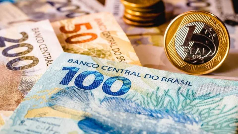 Trabalhadores com carteira assinada recebem até esta sexta-feira a segunda parcela do décimo terceiro, que injeta R$ 321,4 bilhões na economia.