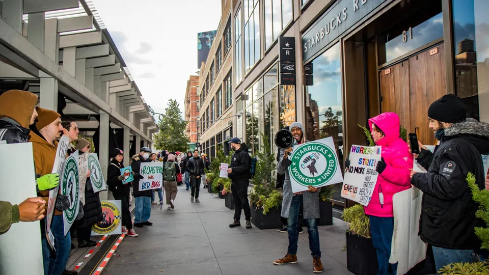 Funcionários do Starbucks iniciam greve em três cidades dos Estados Unidos