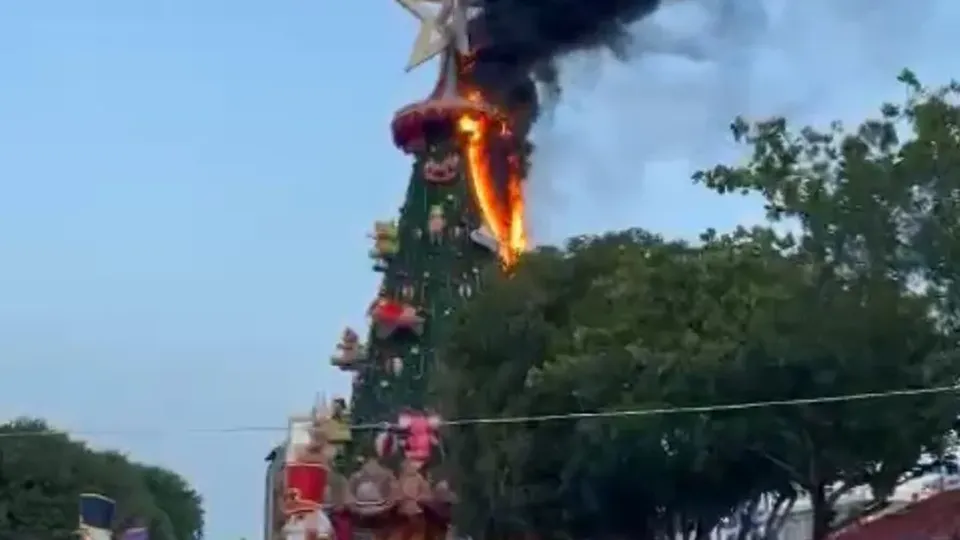 Chamas se alastraram rapidamente na ornamentação, mas não houve feridos; bombeiros atuaram para controlar o fogo.