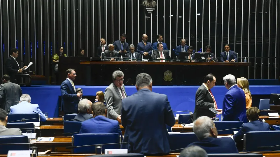 A proposta foi aprovada em dois turnos na noite de quinta-feira (19) com 55 votos a favor e 18 contra.