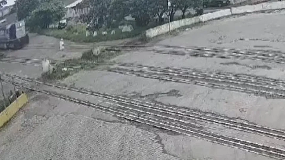 Um idoso foi atingido por uma locomotiva em Paranaguá, mas surpreendentemente sobreviveu ao acidente. Assista ao vídeo.