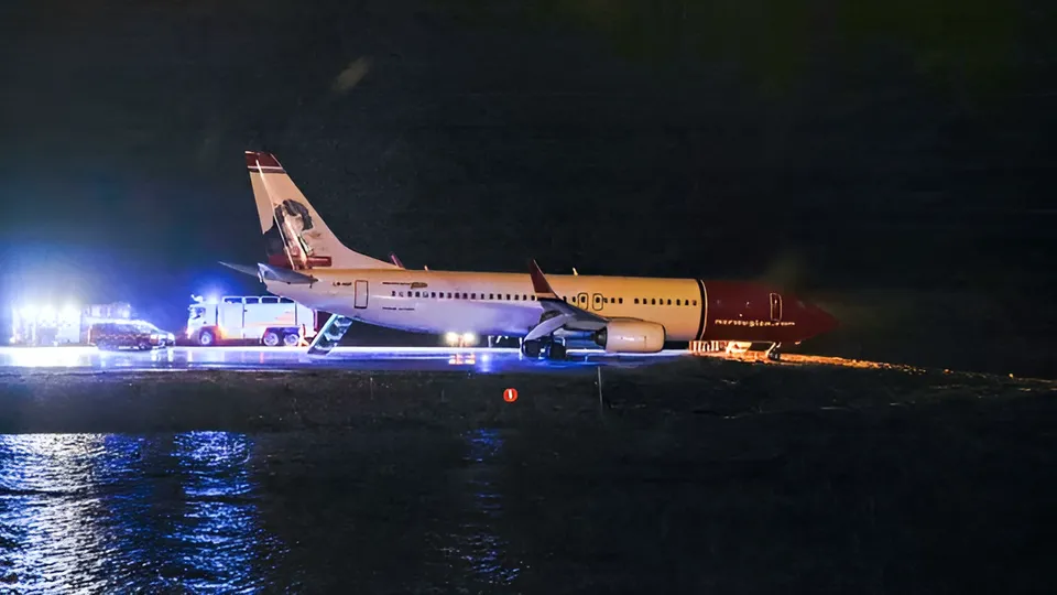 Incidente ocorreu durante pouso; todos os 165 passageiros foram evacuados com segurança.