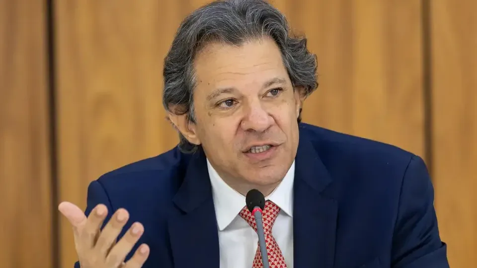 Ministro da Fazenda afirma que é necessário corrigir a desvalorização da moeda sem buscar uma meta específica.