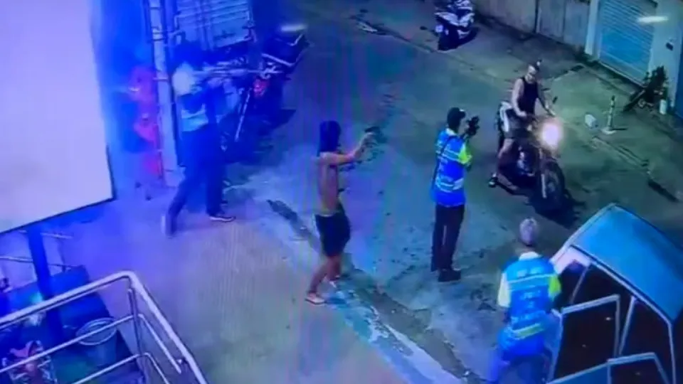 Henry dos Santos Oliveira, de 51 anos, foi morto ao reagir a assalto enquanto passava de moto; imagens mostram o crime.
