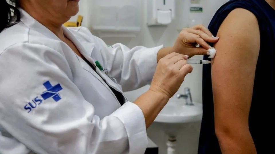Imunização é estendida para pessoas a partir de 12 anos, com última chance de se vacinar contra a cepa
