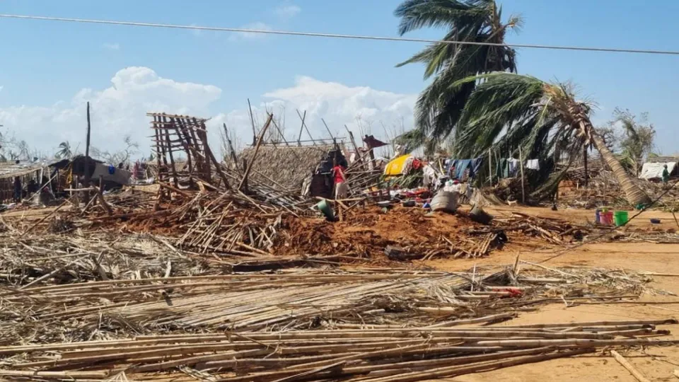Com rajadas de vento de até 260 km/h, ciclone deixou 800 feridos e 330 mil afetados em Moçambique.
