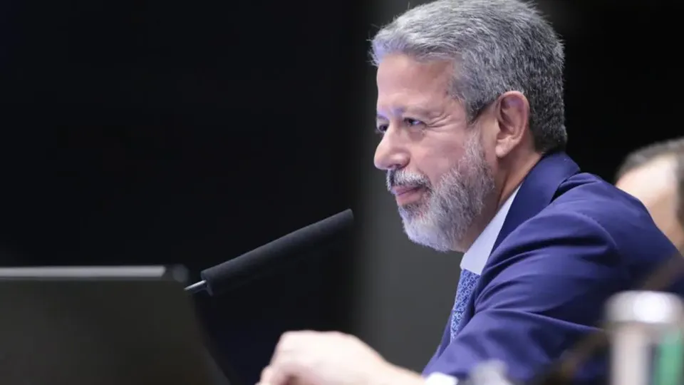 O presidente da Câmara, Arthur Lira, alerta aliados sobre a necessidade de ajustes no governo Lula para melhorar a governabilidade e a representação na Esplanada.