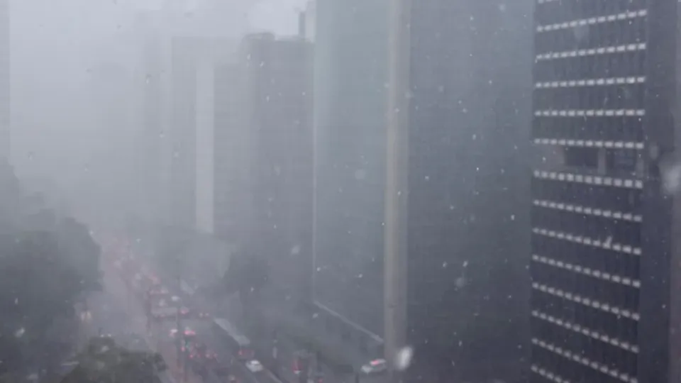 Centro de Gerenciamento de Emergências alerta para tempestades na capital paulista nesta sexta-feira.