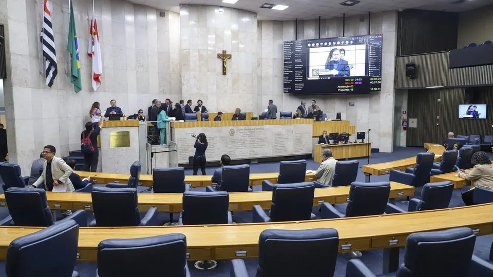 Aprovado em sessão final, o orçamento representa um aumento de 12% em relação ao ano anterior e prioriza educação e saúde.