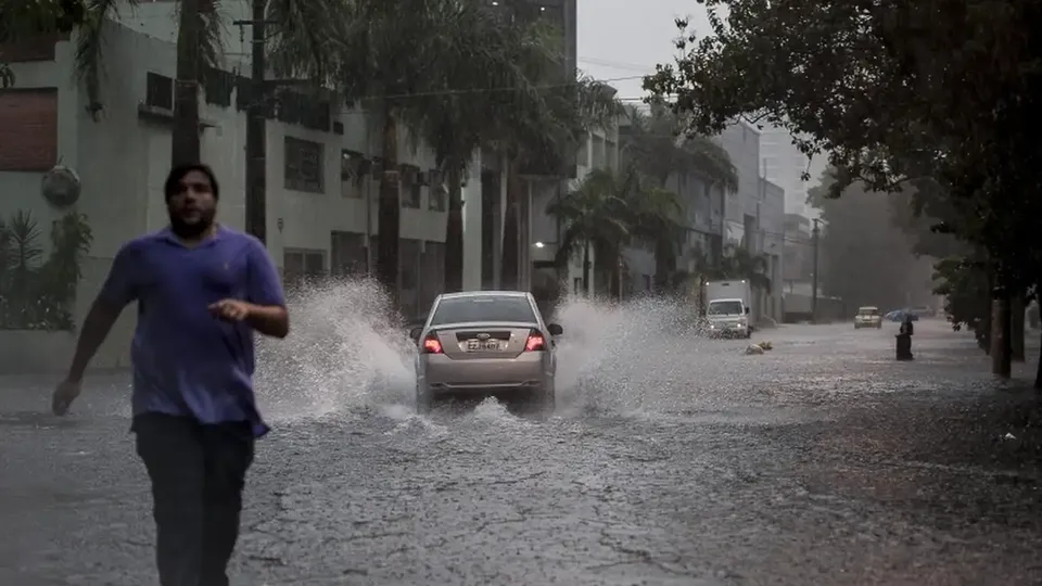 A cidade de São Paulo enfrenta alerta para alagamentos e transtornos no trânsito, com previsão de mais chuvas nos próximos dias.