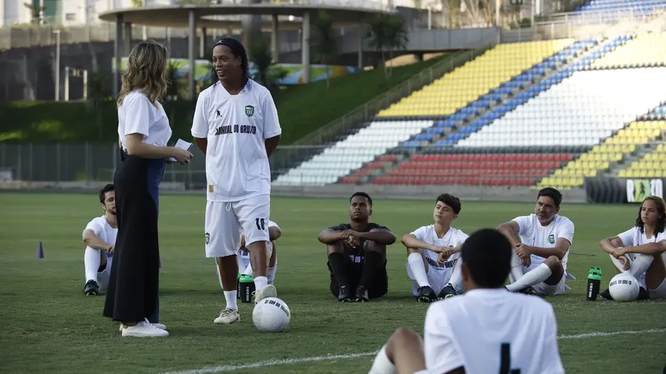 Ronaldinho Gaúcho apresenta projeto 'Manual do Bruxo' para jovens atletas brasileiros