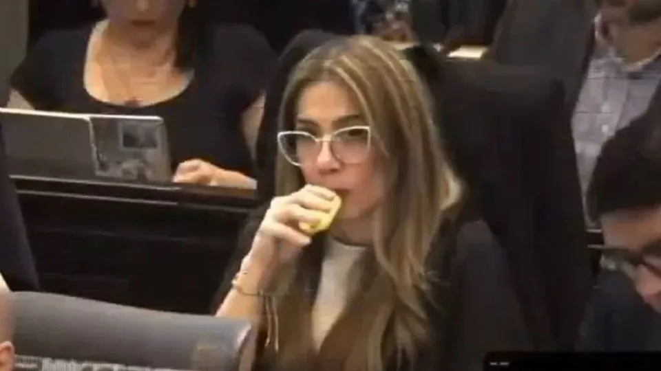 Cathy Juvinao, do Partido da Aliança Verde, foi vista usando vape em momento inusitado no parlamento colombiano.