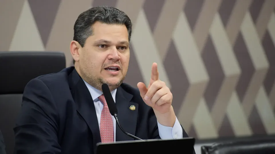 Senador Davi Alcolumbre é investigado por uso de jatinho de empresa com emendas