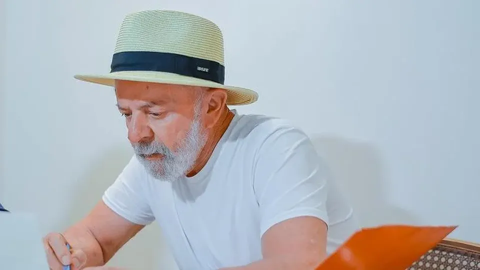 O presidente busca fortalecer sua base aliada e se preparar para as eleições de 2026 com mudanças no governo.