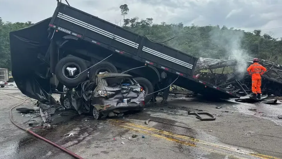 Colisão entre ônibus e carreta na BR-116, em Teófilo Otoni, resulta em tragédia; vítimas foram socorridas.