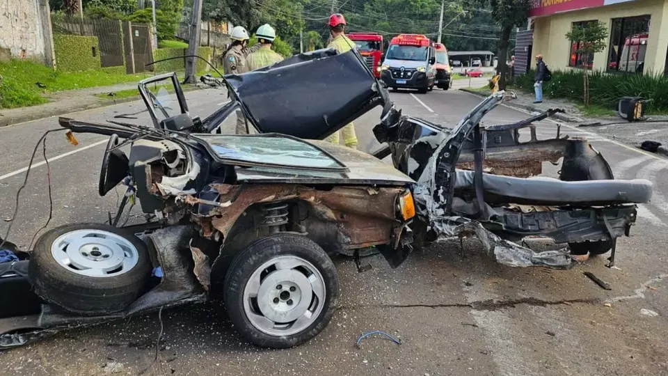 Grave acidente em Curitiba parte carro ao meio e deixa cinco feridos graves