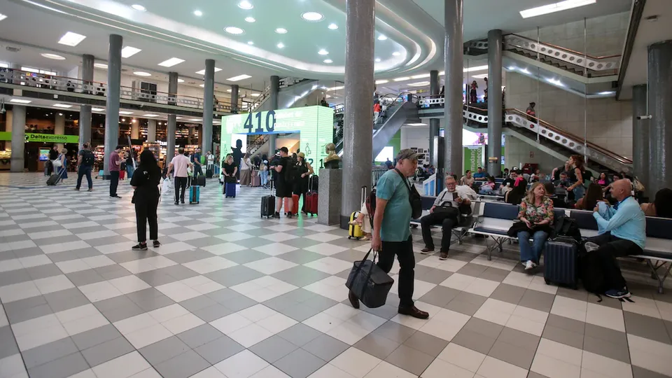 Após fortes chuvas e ventos, os aeroportos estão funcionando sem restrições neste sábado; Azul e Latam confirmam regularização.