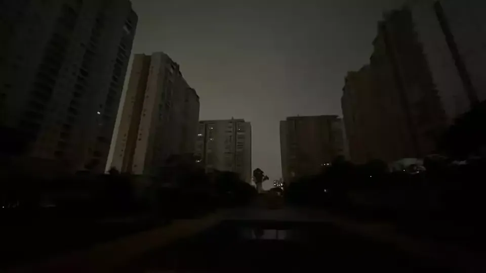Após fortes chuvas, 320 mil residências seguem sem luz na Grande São Paulo; Enel trabalha para restabelecer o serviço.