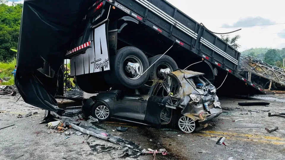 Tragédia ocorreu na BR-116, em Teófilo Otoni; ônibus colidiu com carreta após estouro de pneu, resultando em vítimas carbonizadas.