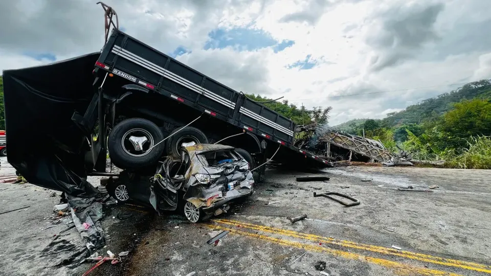 Colisão em Teófilo Otoni deixou 22 mortos; radar que controlava a velocidade foi retirado meses antes da tragédia.