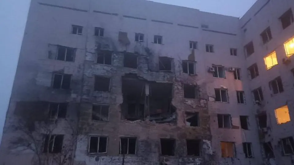 Zelensky denuncia os bombardeios e destaca a destruição de um hospital em Kherson como ato de terror